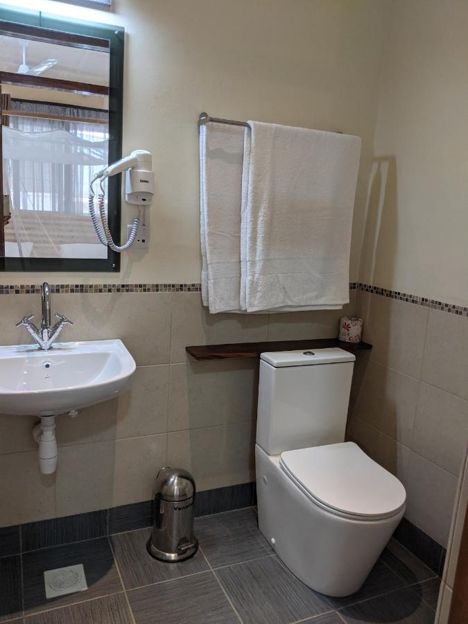 Dutchess Hotel And Restaurant Fort Portal Екстер'єр фото