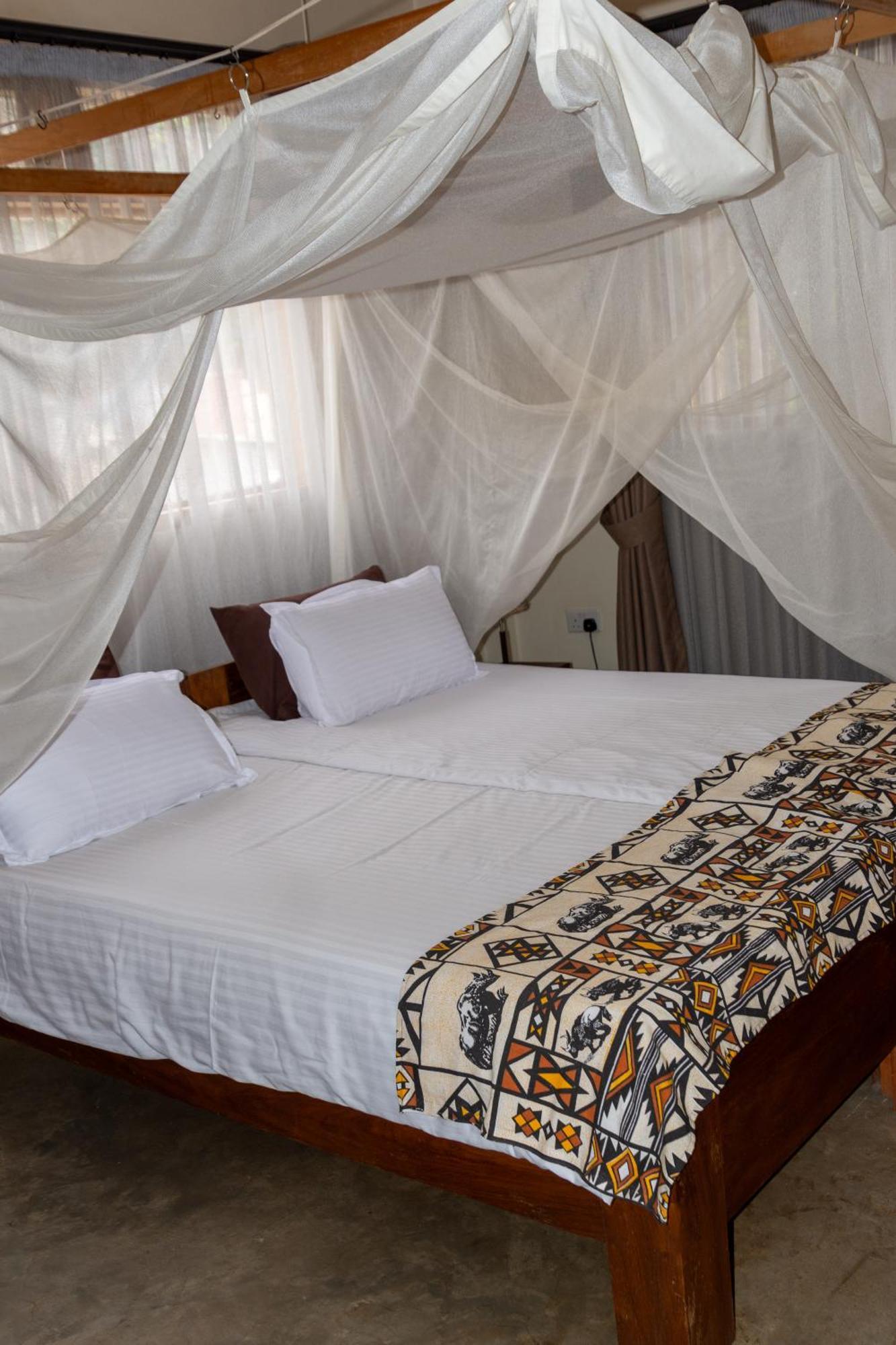 Dutchess Hotel And Restaurant Fort Portal Екстер'єр фото
