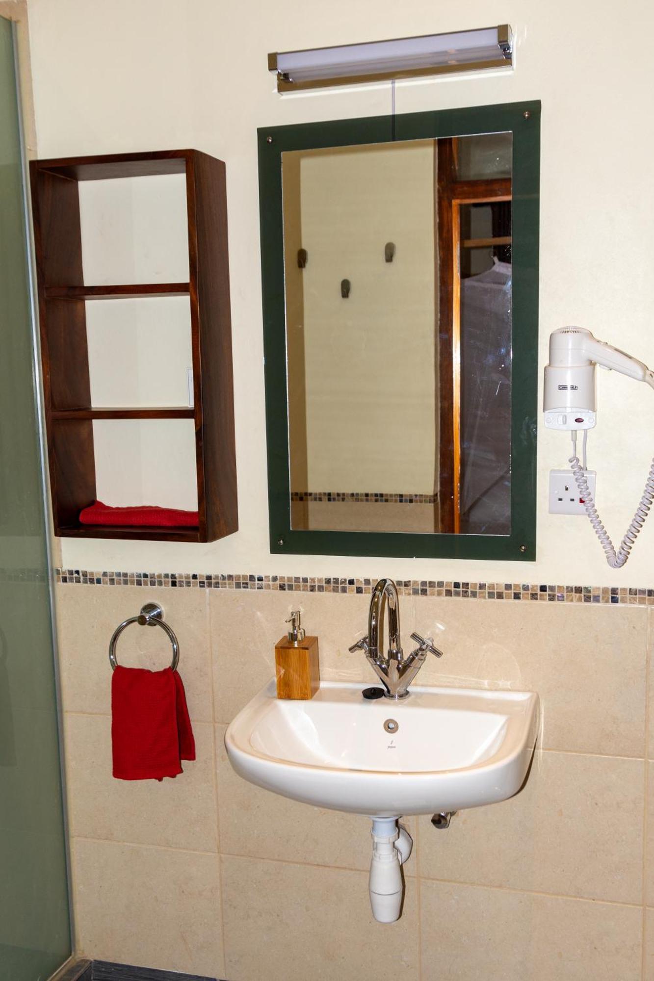 Dutchess Hotel And Restaurant Fort Portal Екстер'єр фото