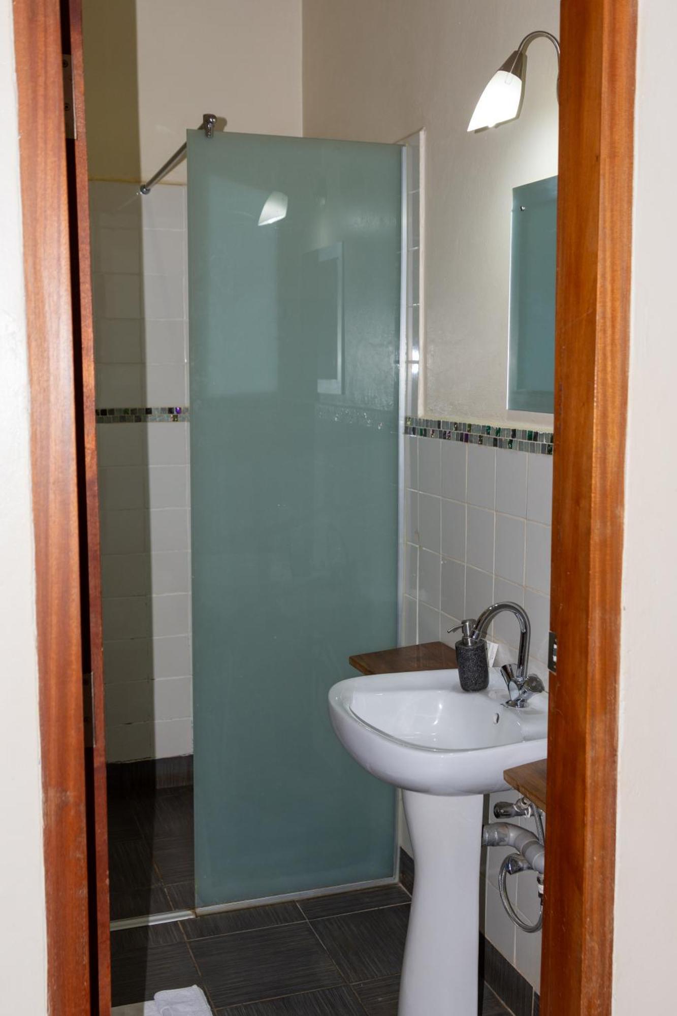 Dutchess Hotel And Restaurant Fort Portal Екстер'єр фото