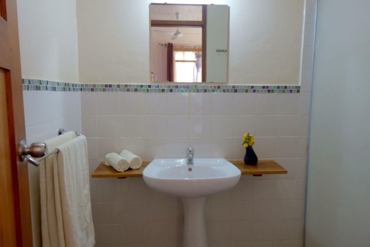 Dutchess Hotel And Restaurant Fort Portal Екстер'єр фото